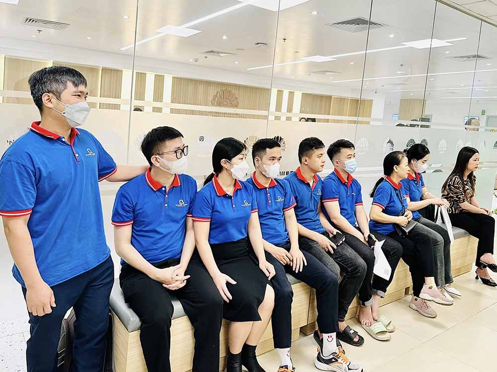 Cán bộ công nhân viên Lê Gia đang đợi khám tại bệnh viện Hồng Ngọc Phúc Trường Minh.